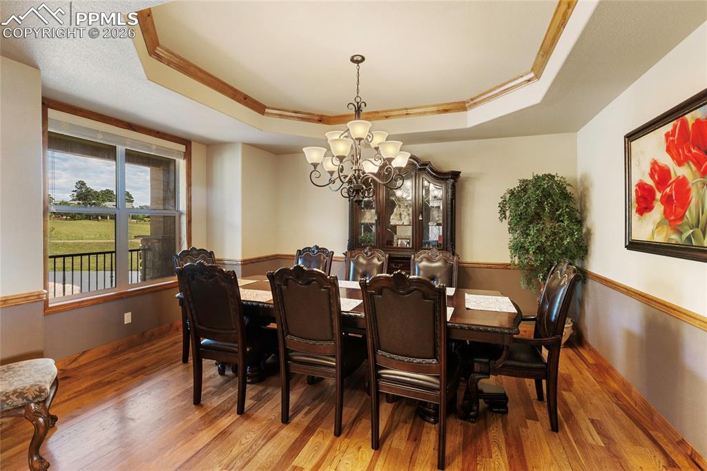 Image 5 of 50: Dining Area