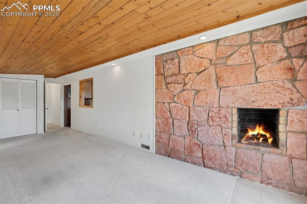 Image 11 of 22: Living Room