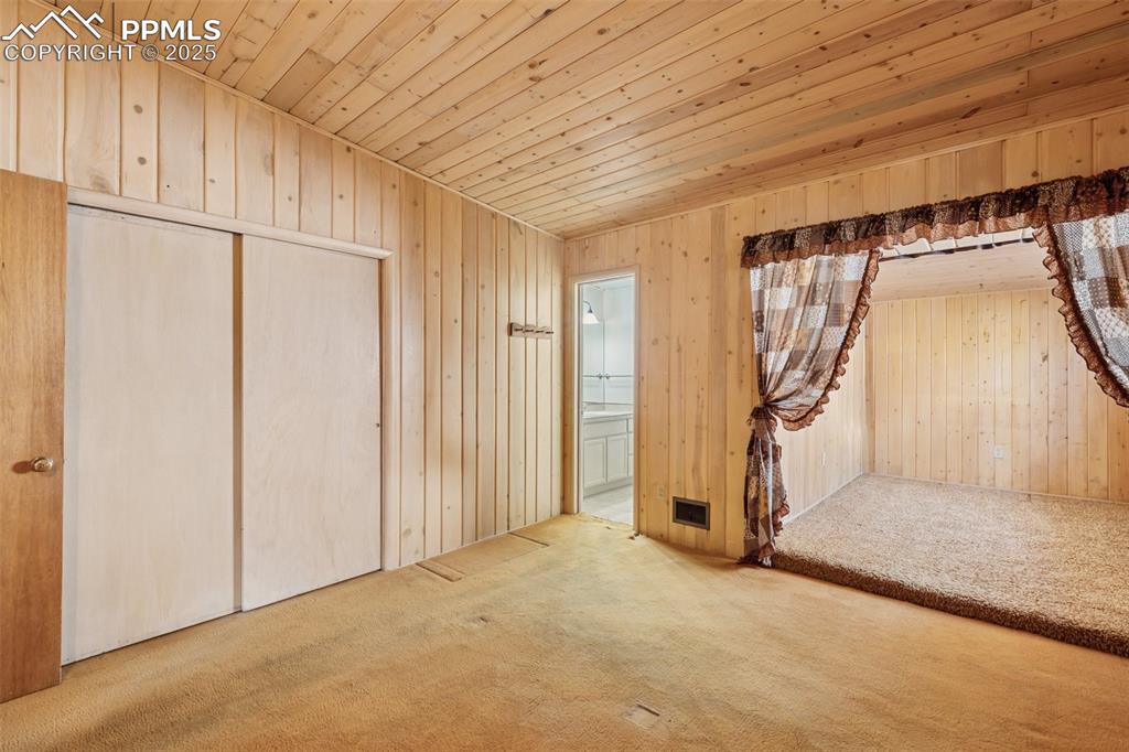 Image 14 of 22: Bedroom