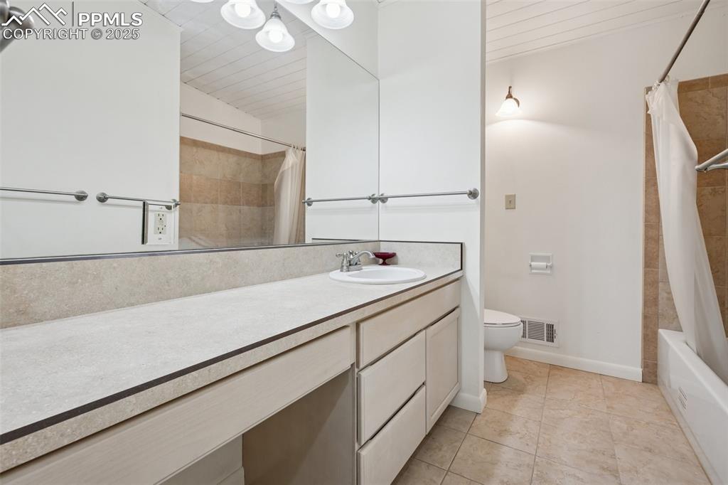 Image 15 of 22: Bathroom