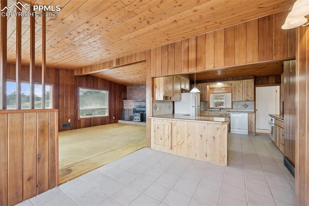 Image 6 of 22: Kitchen