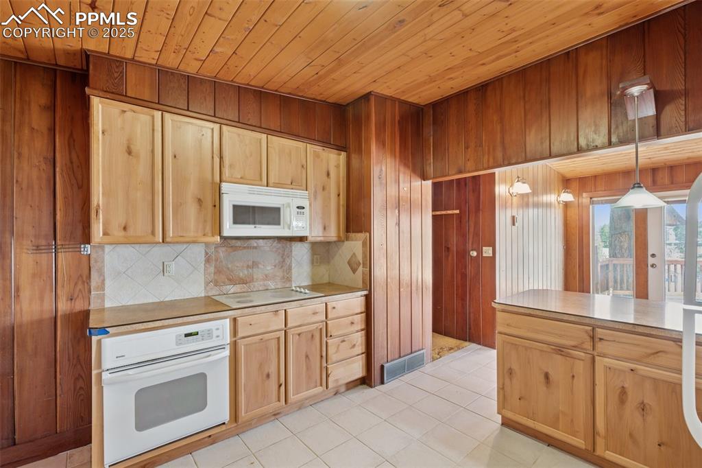 Image 8 of 22: Kitchen
