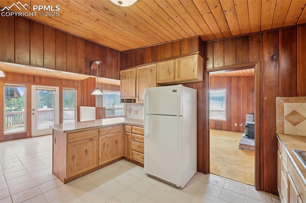 Image 9 of 22: Kitchen