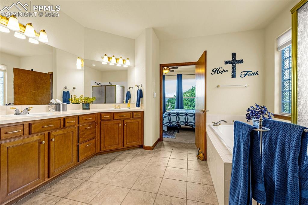 Image 19 of 43: Bathroom