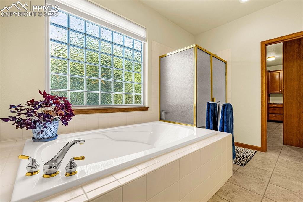 Image 20 of 43: Bathroom