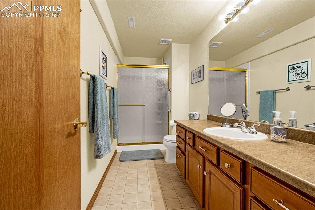 Image 30 of 43: Bathroom