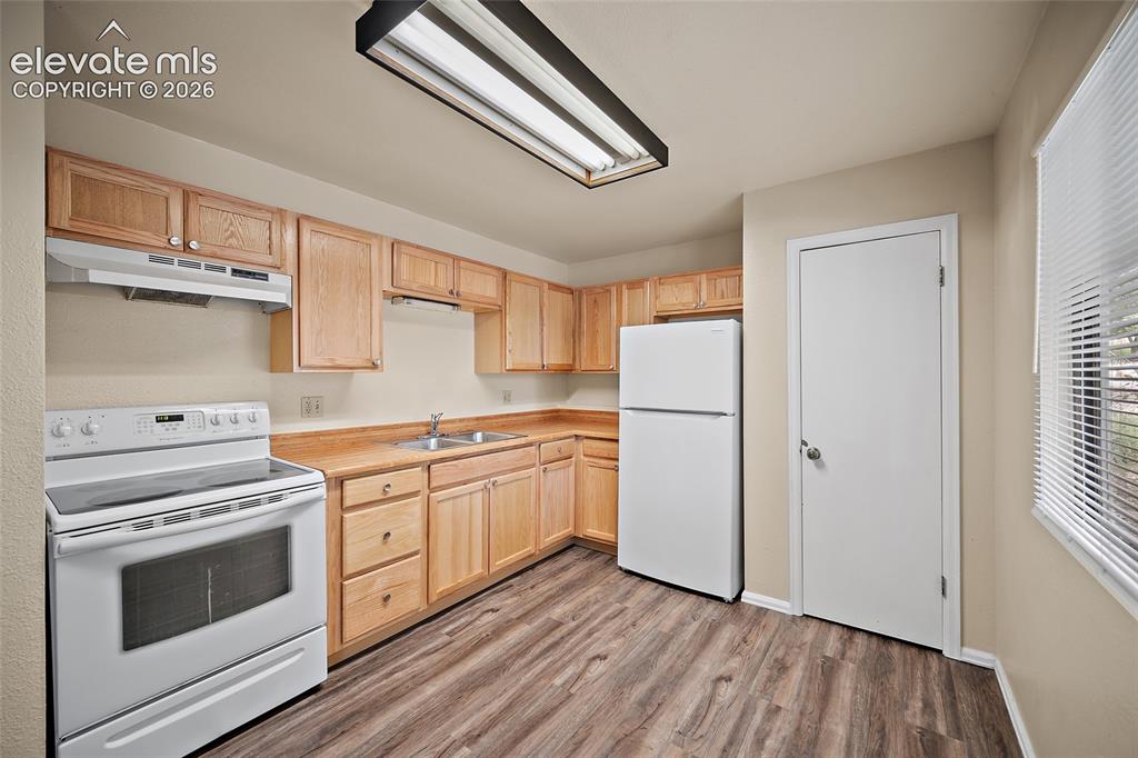 Image 8 of 20: Kitchen