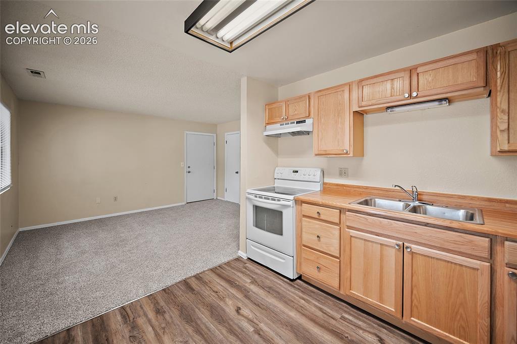 Image 9 of 20: Kitchen
