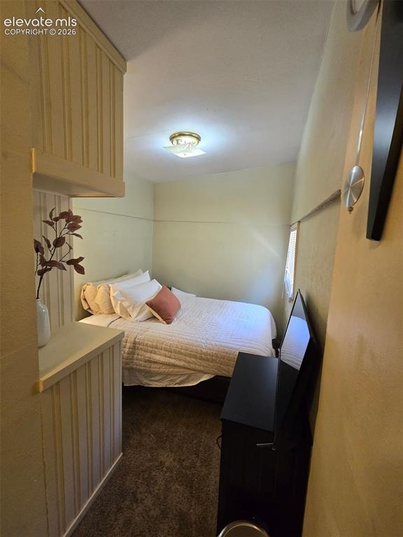 Image 14 of 17: Bedroom