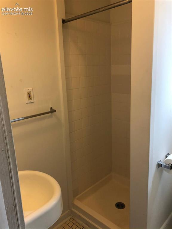 Image 16 of 17: Bathroom