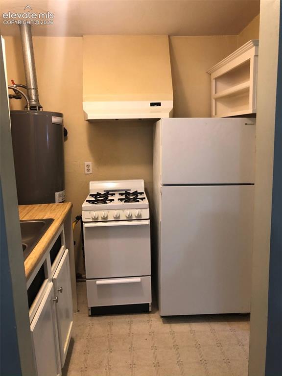 Image 8 of 17: Kitchen