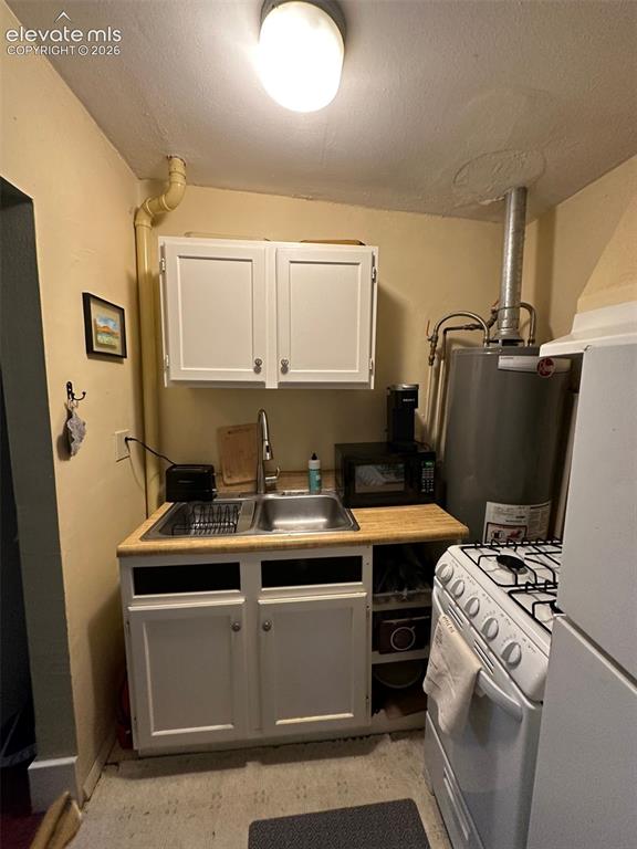 Image 9 of 17: Kitchen
