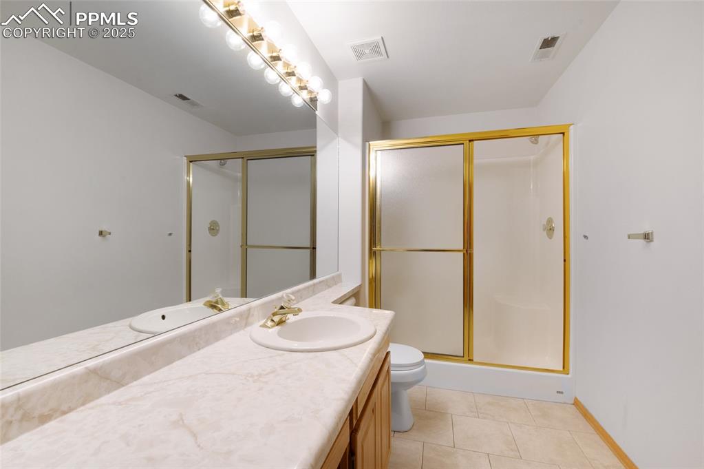 Image 33 of 40: Bathroom