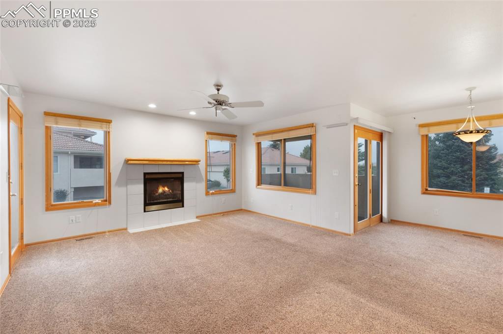 Image 5 of 40: Living Room