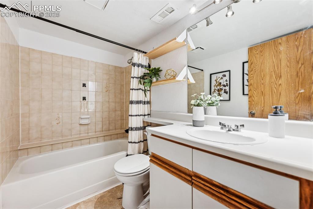 Image 12 of 16: Bathroom