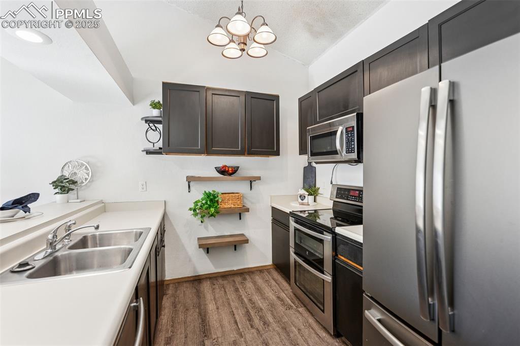 Image 7 of 16: Kitchen