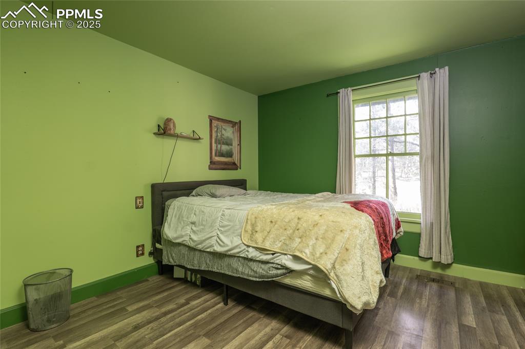 Image 12 of 33: Bedroom