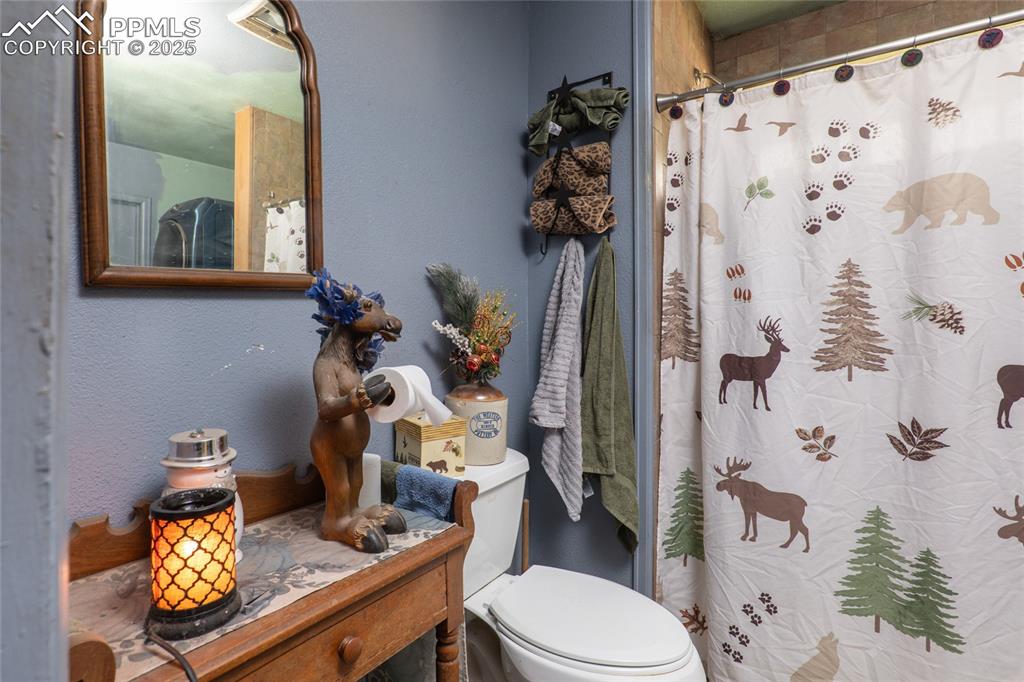 Image 15 of 33: Bathroom