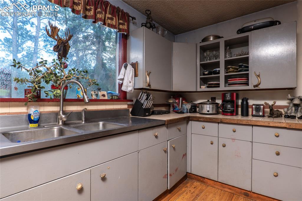Image 8 of 33: Kitchen