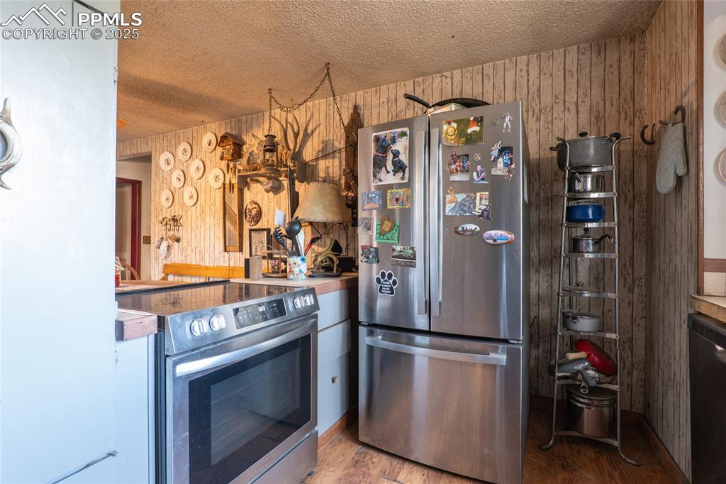 Image 9 of 33: Kitchen