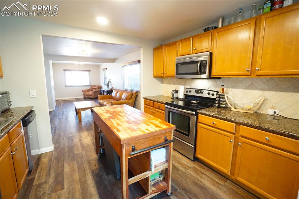 Image 11 of 33: Kitchen