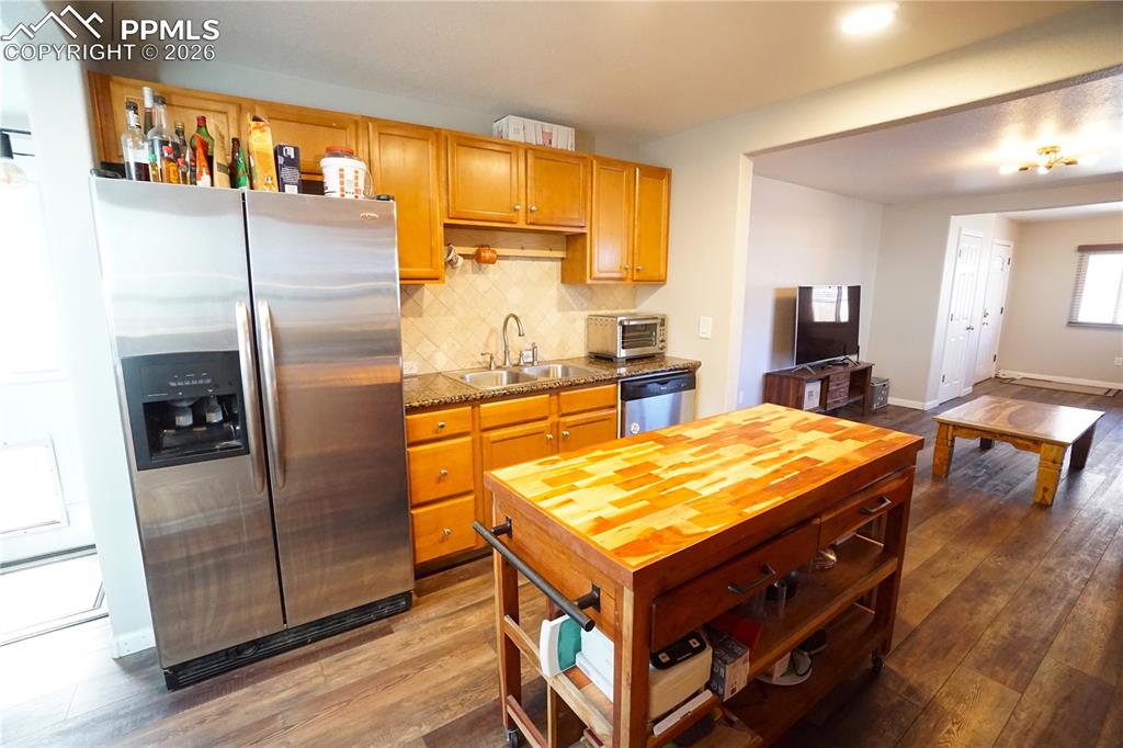 Image 12 of 33: Kitchen