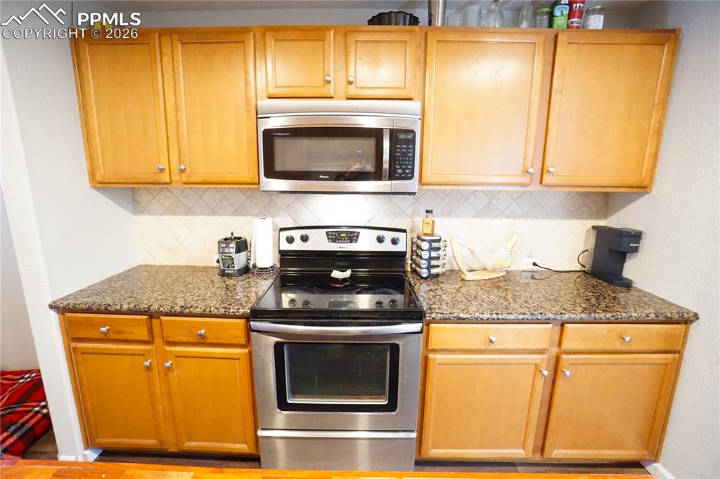 Image 13 of 33: Kitchen