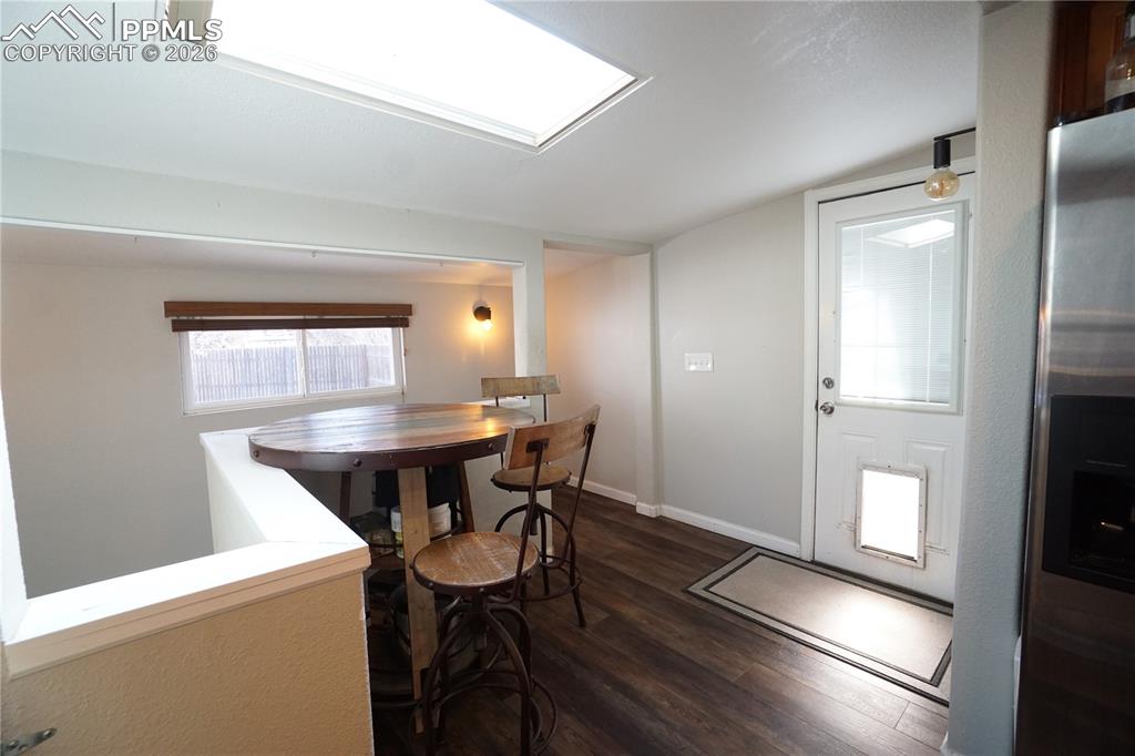 Image 14 of 33: Dining Area