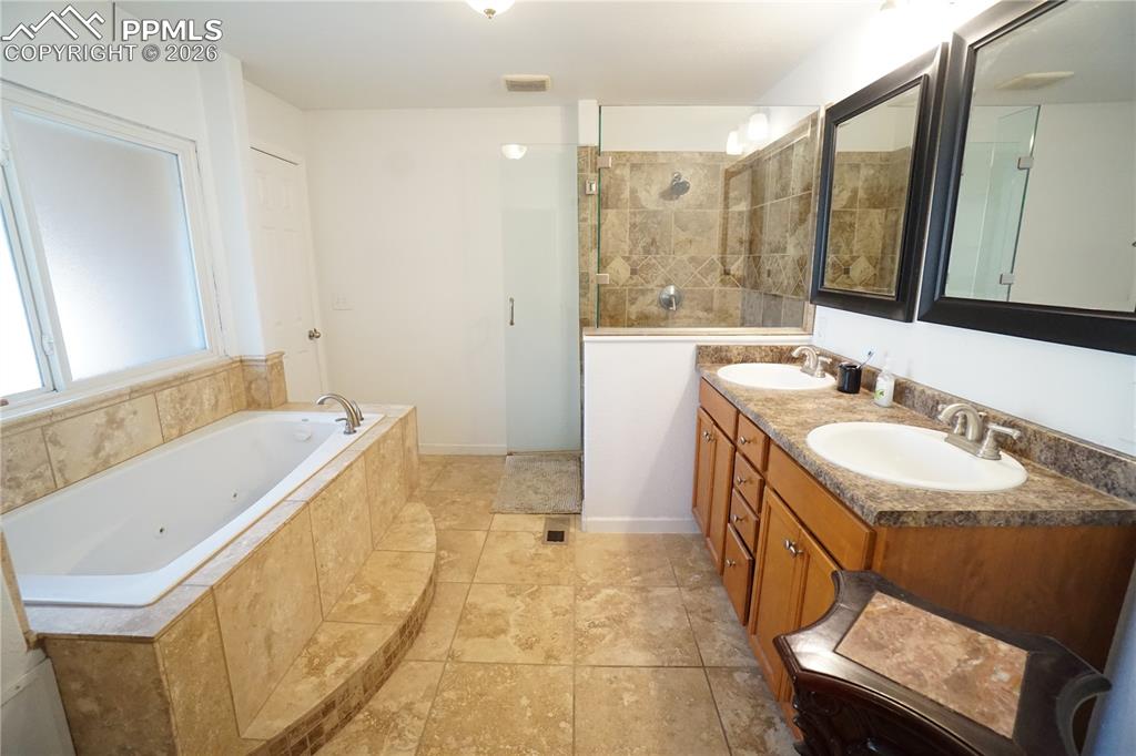 Image 17 of 33: Bathroom