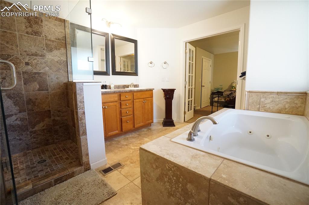 Image 18 of 33: Bathroom