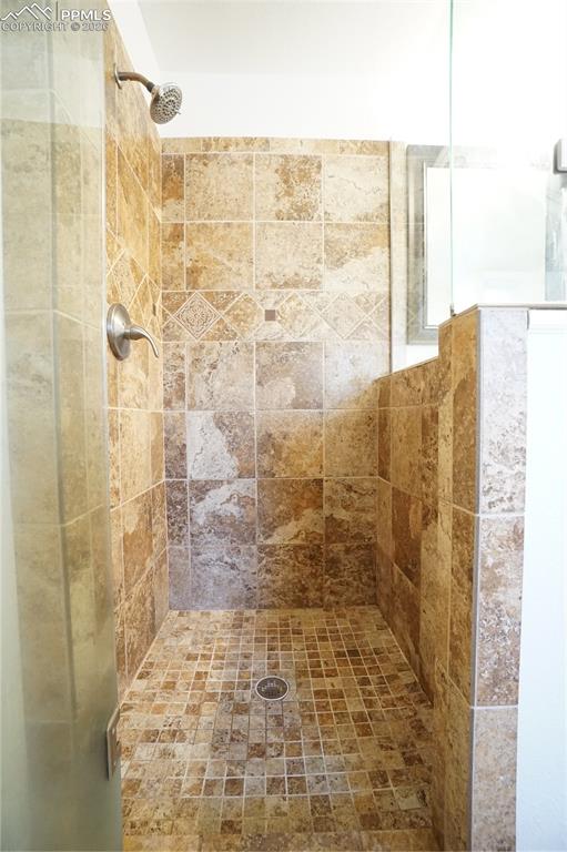 Image 19 of 33: Bathroom