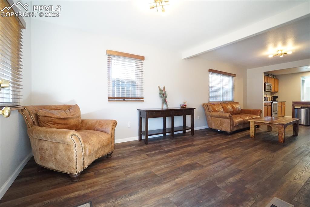 Image 5 of 33: Sitting Room