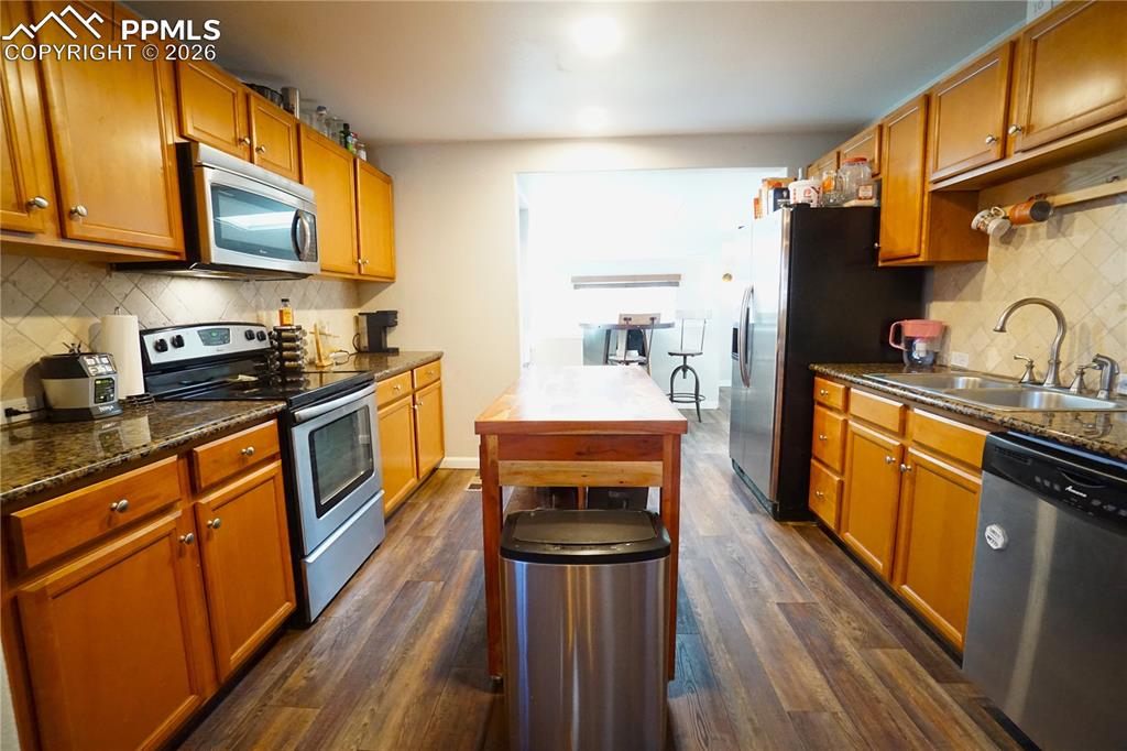 Image 9 of 33: Kitchen