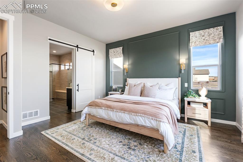 Image 14 of 20: Bedroom