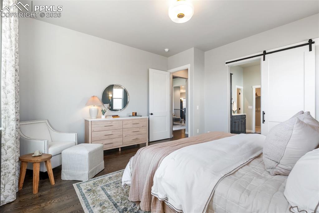 Image 15 of 20: Bedroom