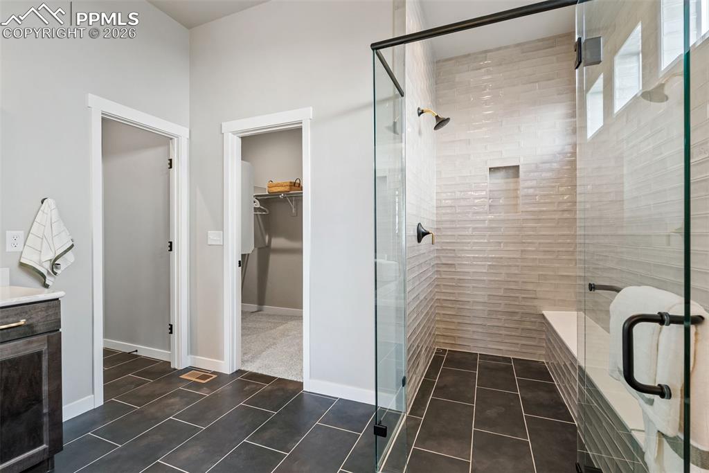 Image 16 of 20: Bathroom