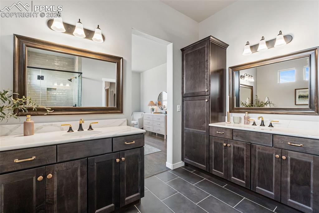 Image 17 of 20: Bathroom