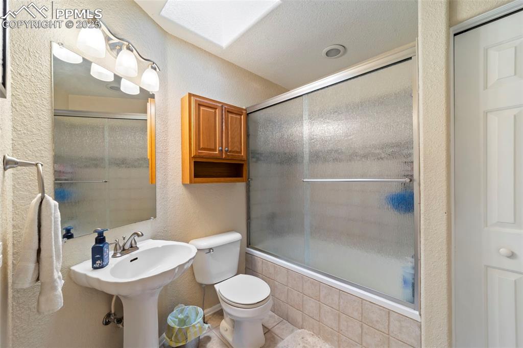 Image 23 of 40: Bathroom