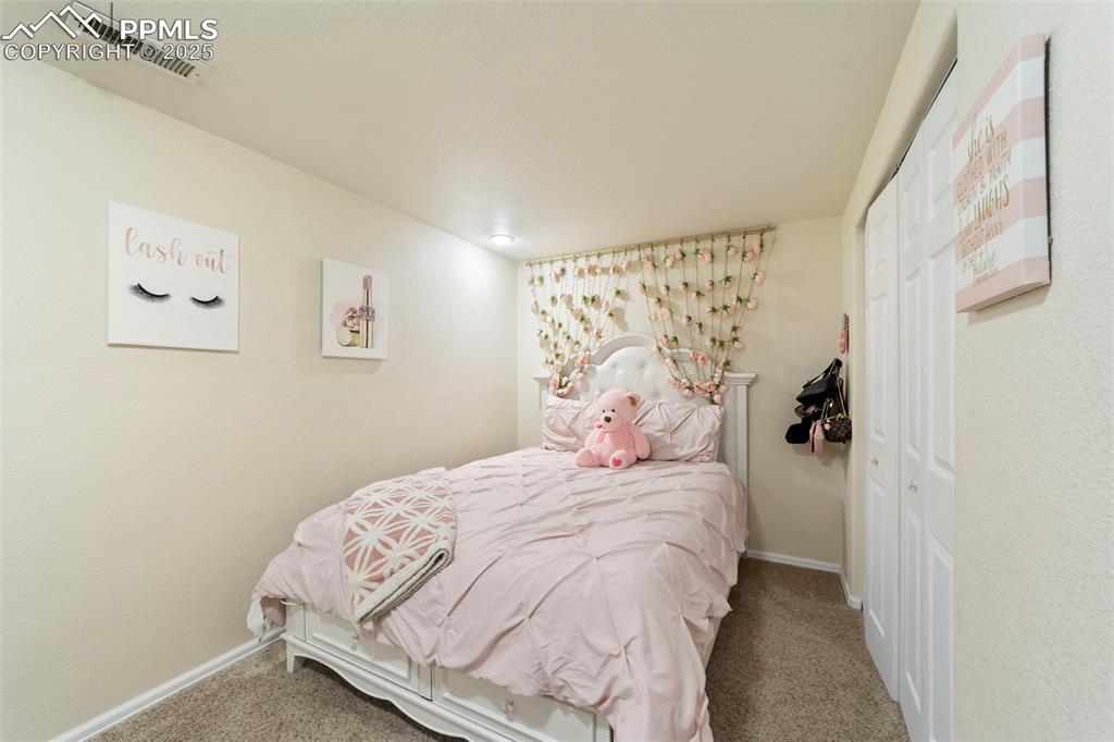 Image 32 of 40: Bedroom