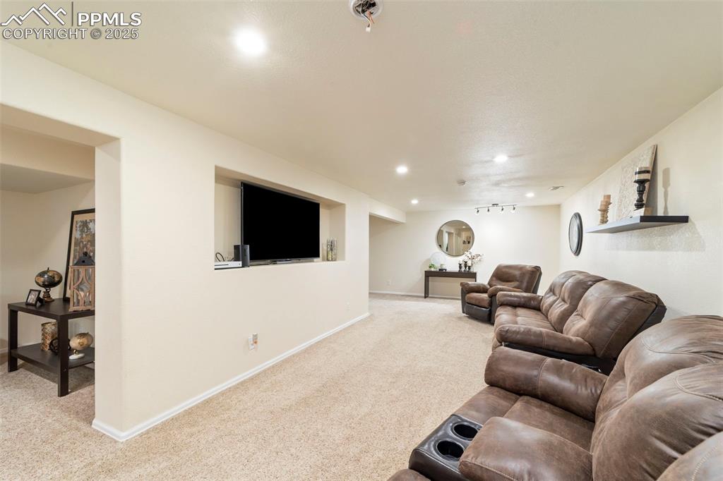 Image 34 of 40: Living Room