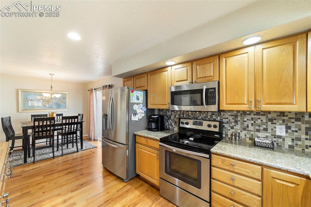 Image 9 of 40: Kitchen