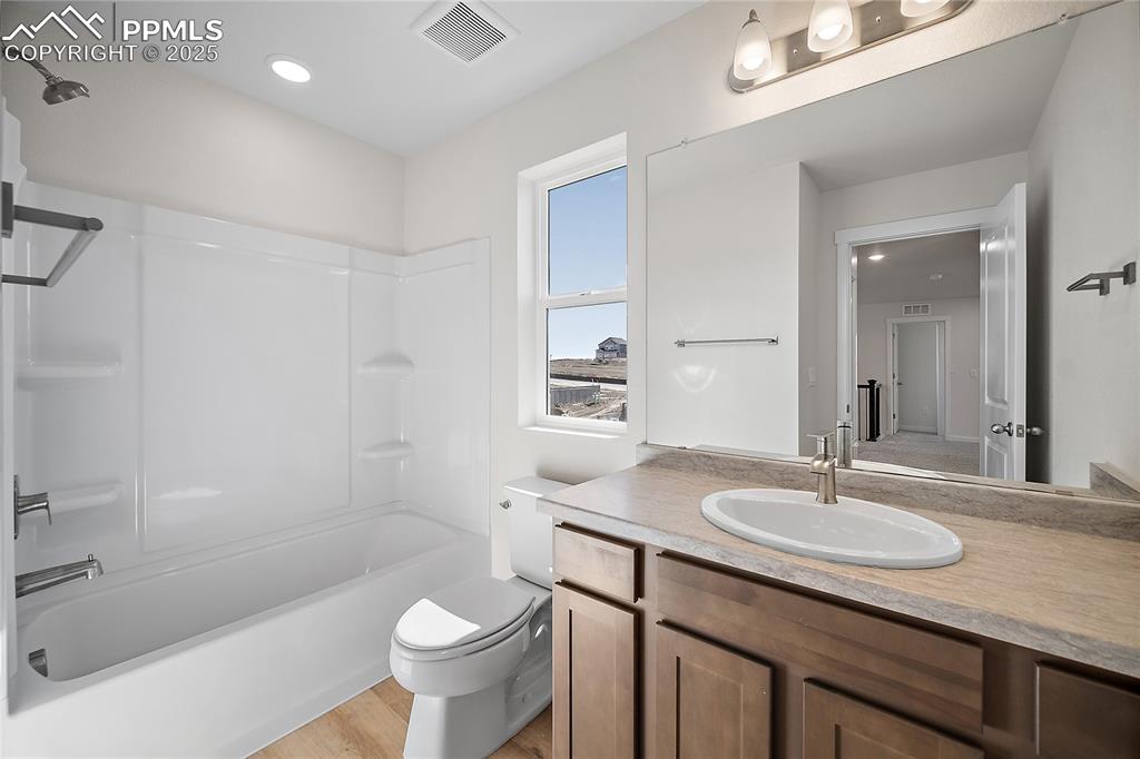 Image 28 of 43: Bathroom