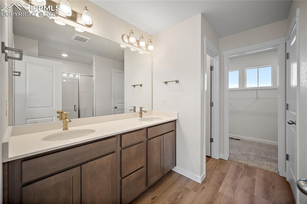 Image 32 of 43: Bathroom