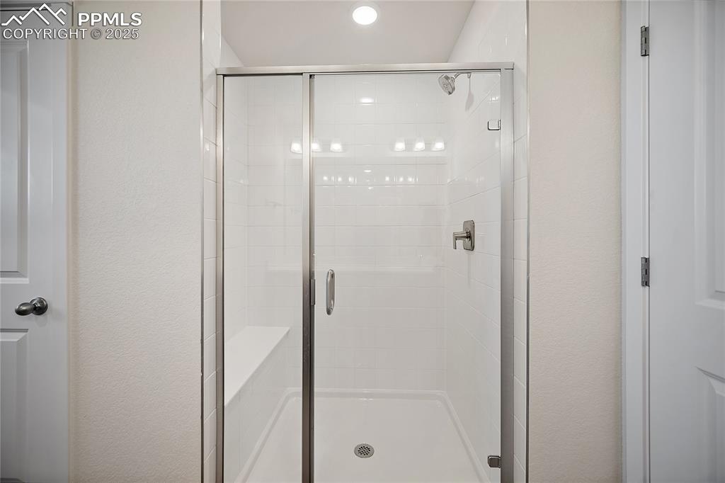 Image 33 of 43: Bathroom