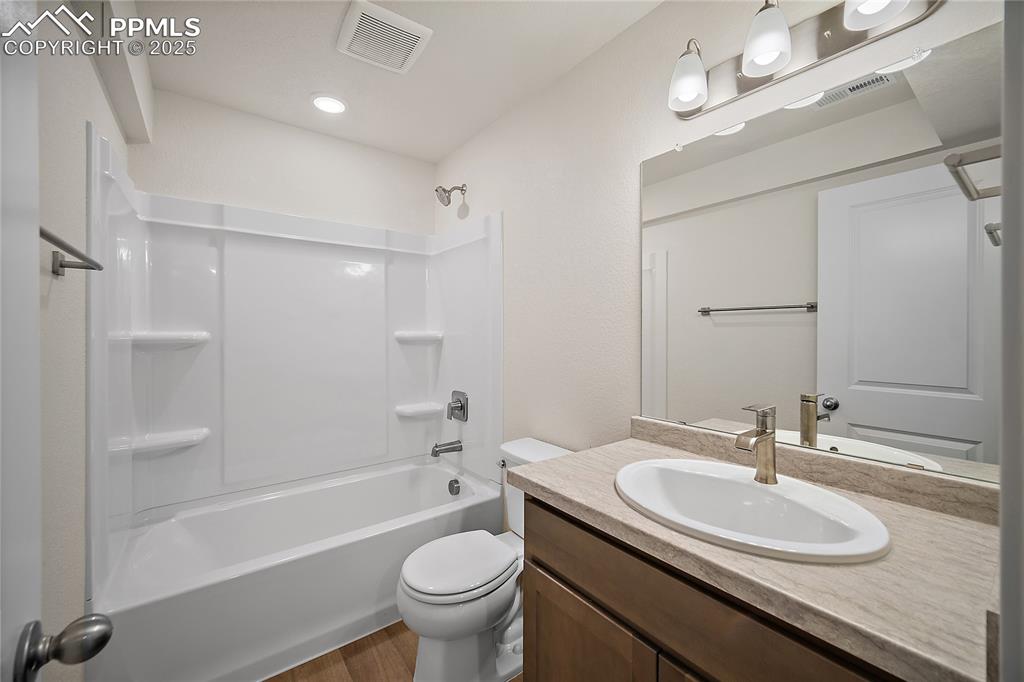 Image 40 of 43: Bathroom