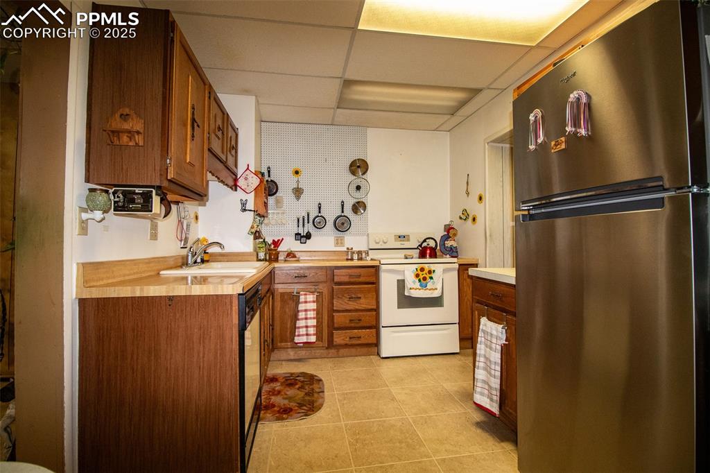 Image 13 of 27: Kitchen