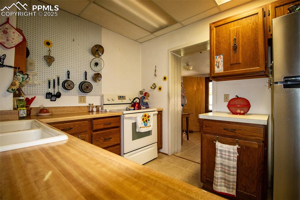Image 14 of 27: Kitchen