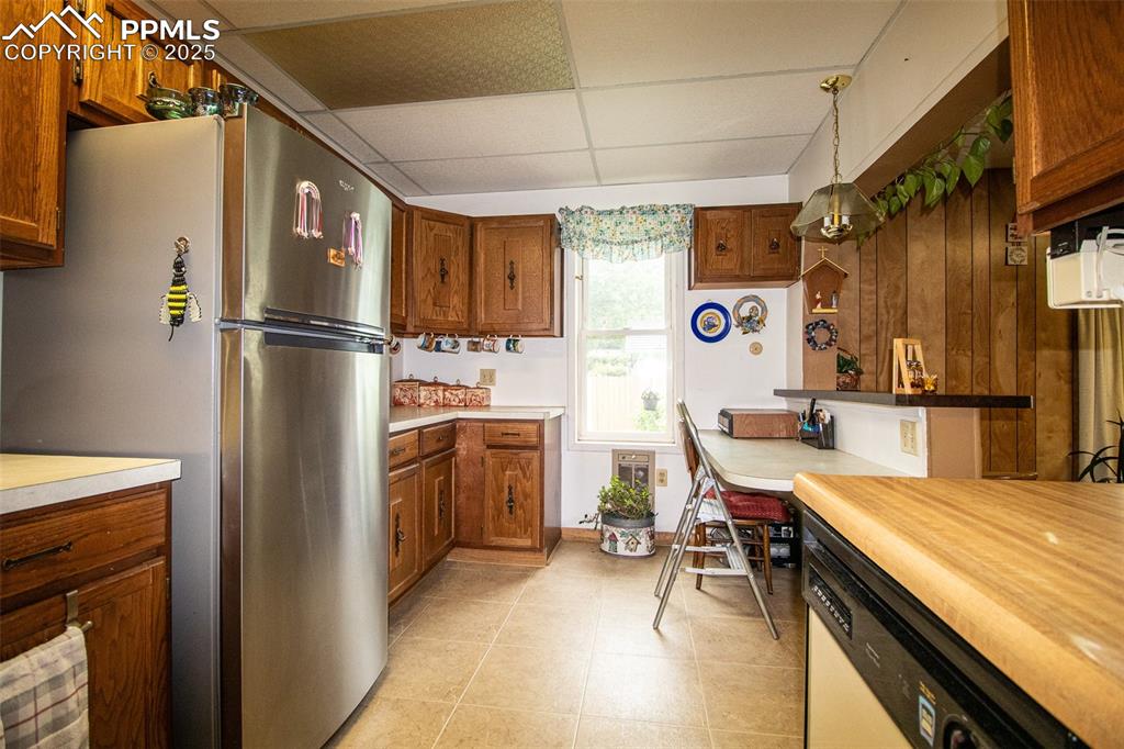 Image 15 of 27: Kitchen