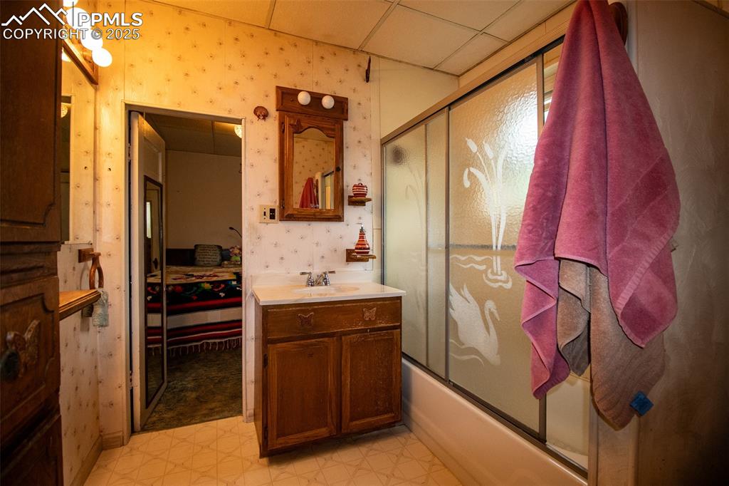 Image 18 of 27: Bathroom