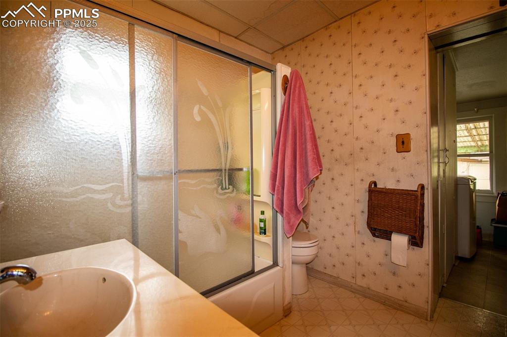 Image 19 of 27: Bathroom